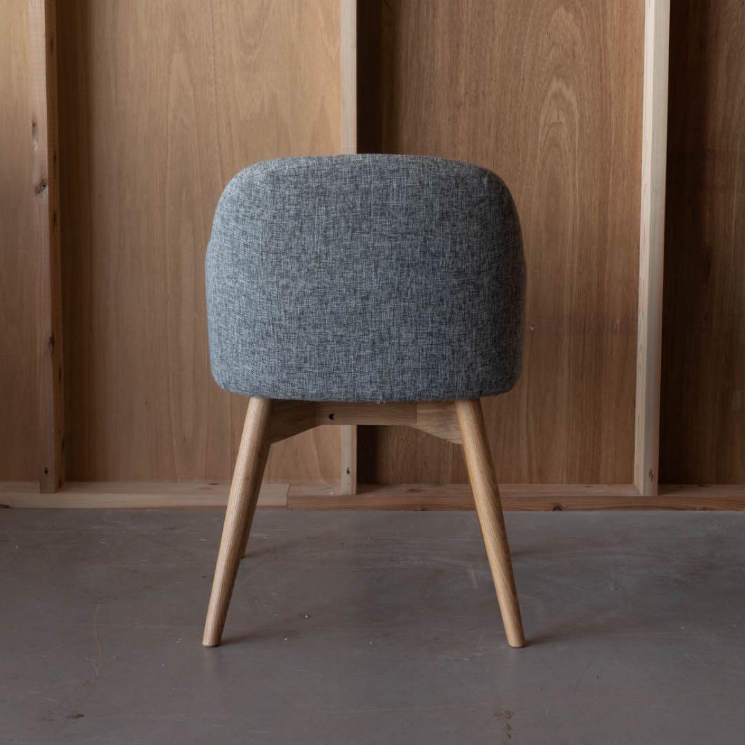 グレー 布張り アームチェア 木製脚