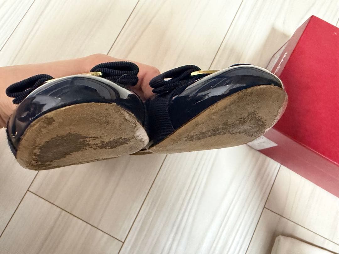 フェラガモ　ヴァリナ 8Cネイビー　紺　エナメル