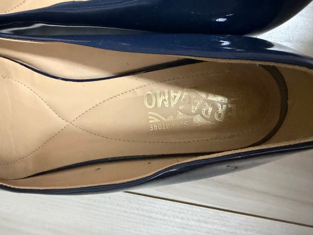 フェラガモ　ヴァリナ 8Cネイビー　紺　エナメル