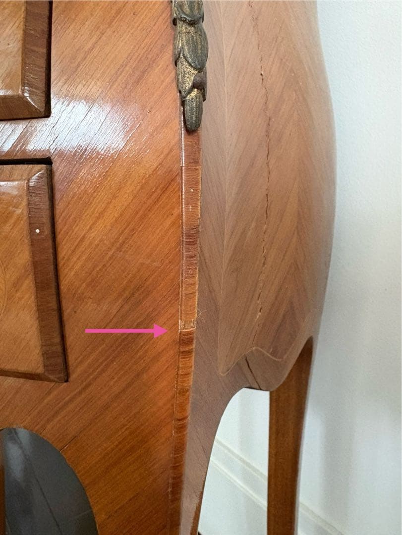 インレイと木目が美しい、スモールチェスト　大理石