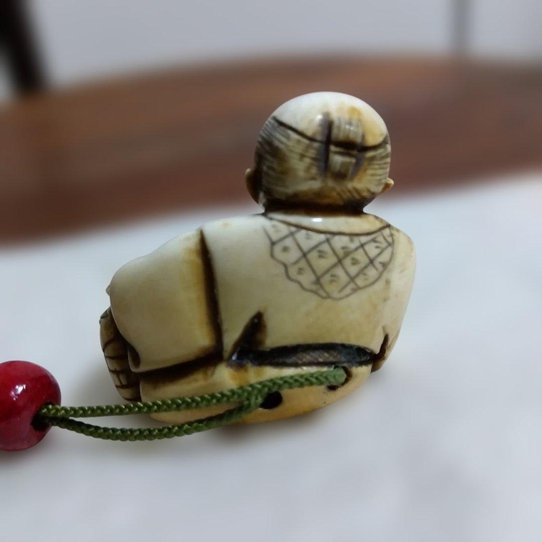 根付　庄屋の主人？　天然素材　動物の牙や角、骨？　銘有り(芝？)　美品