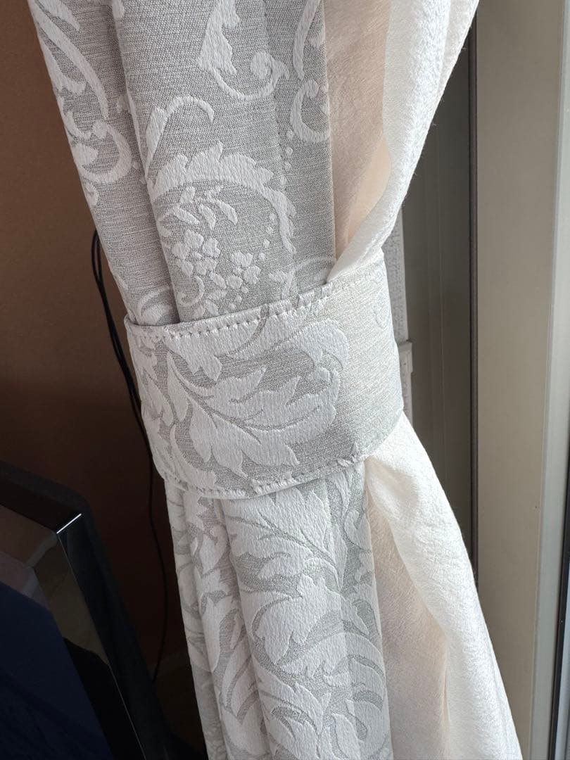 エレガントな花柄カーテン クリーム色 グレー　ファインテックス　オーダーカーテン