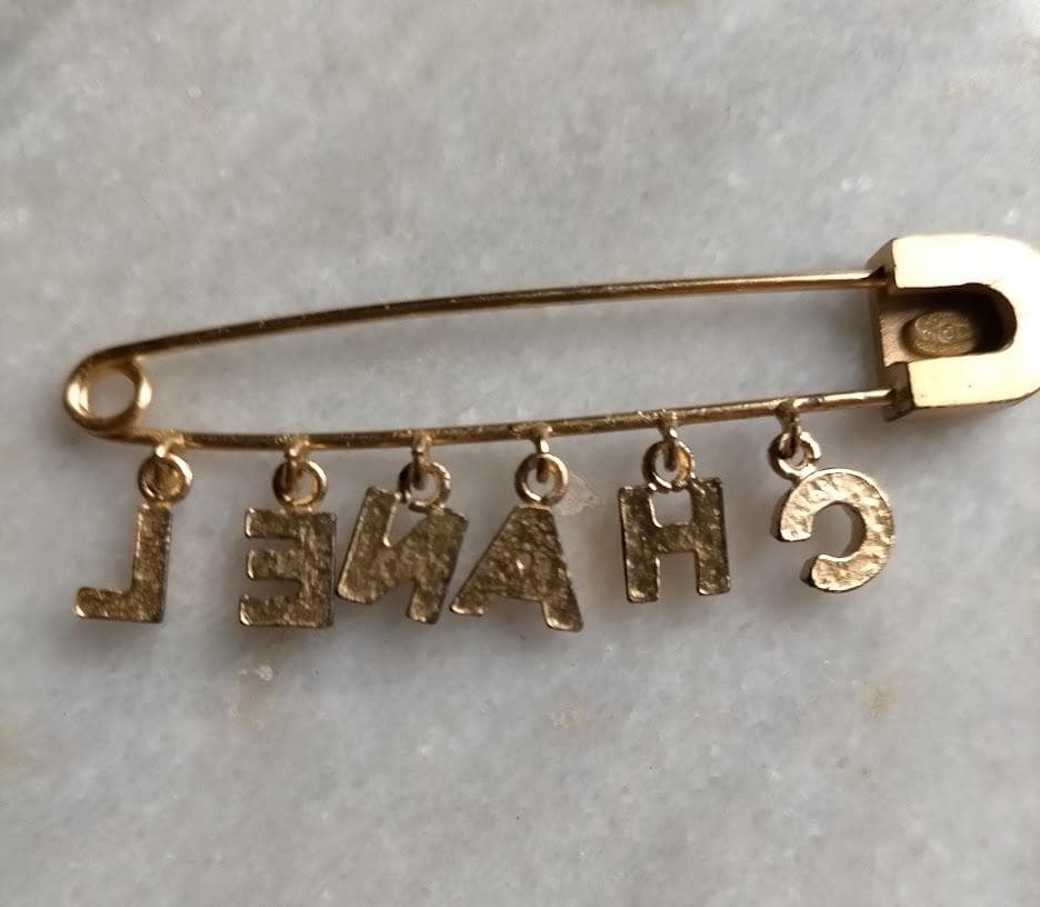 CHANELロゴブローチ　希少一点限り！