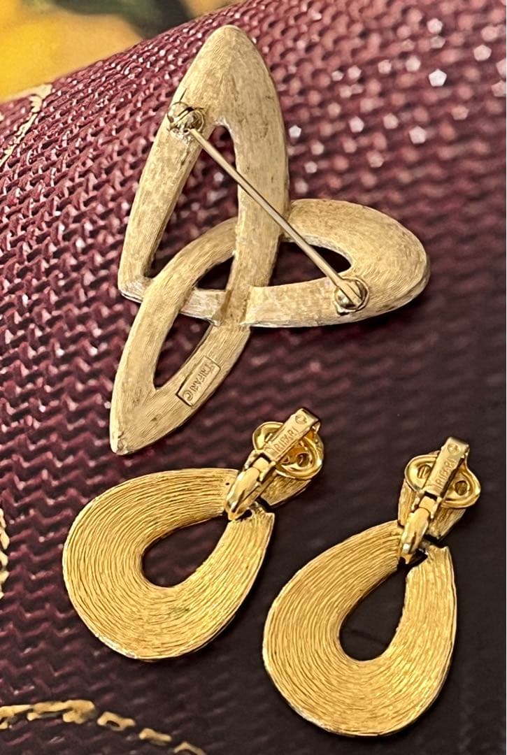 ♛︎TRIFARI ヴィンテージブローチ&イヤリングセット9526