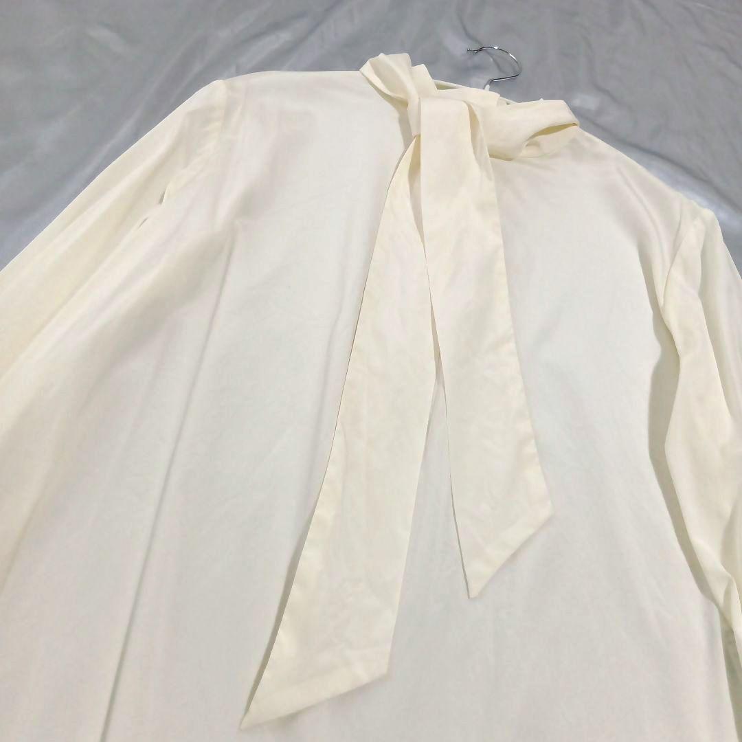 SOEJU ソージュ　シルクストレッチボウタイブラウス ホワイト