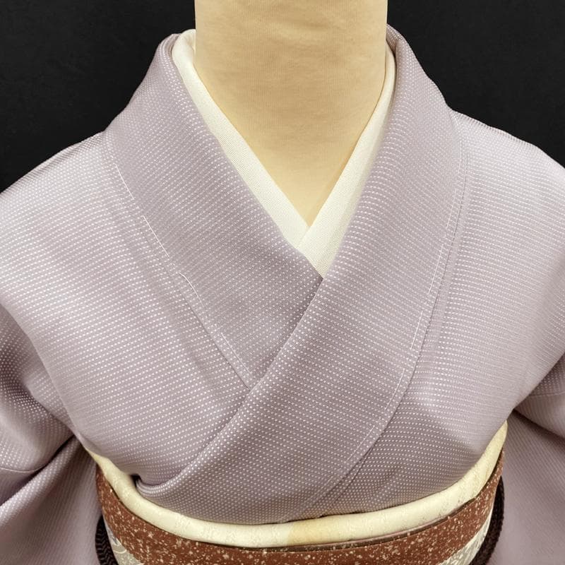 601mt70●御召 紋織 淡いラベンダー色 角通し柄 パールトーン●しつけ付