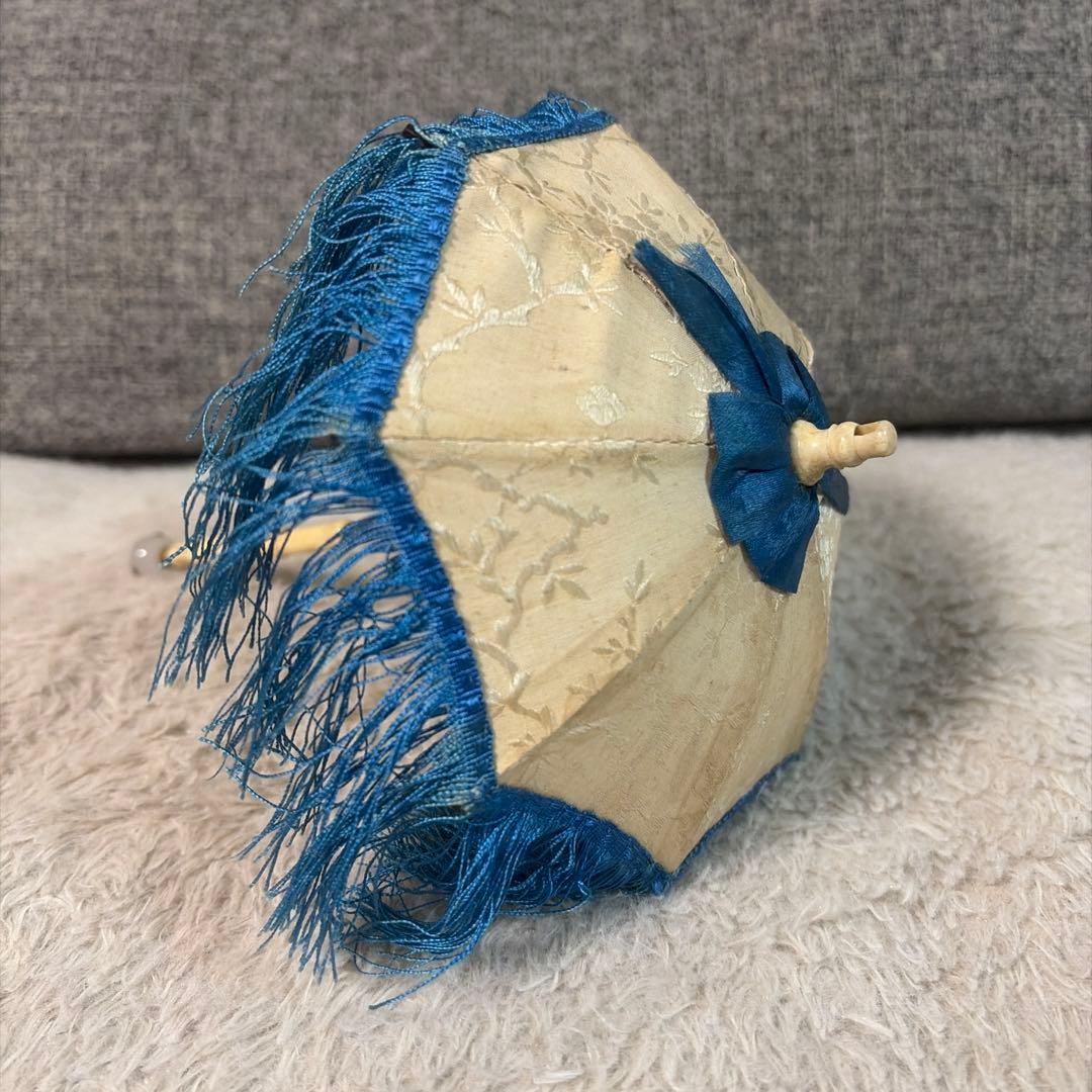 アンティーク小型傘 青いフリンジ付き