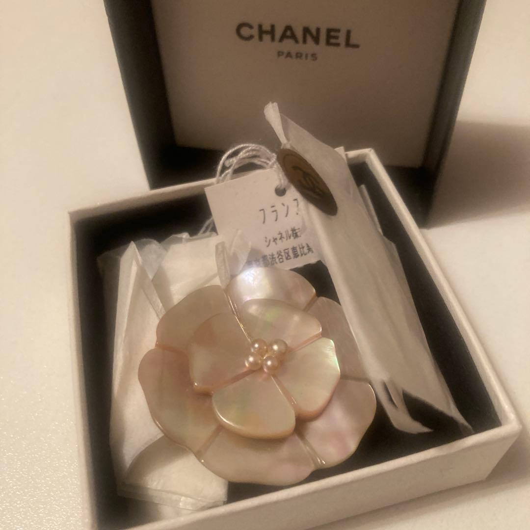 CHANEL カメリア　シェルブローチ