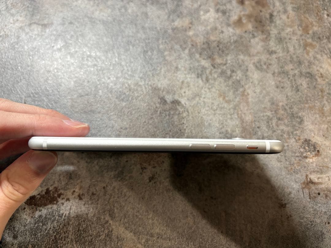 Apple iPhone SE 第二世代 ホワイト イヤフォン付き