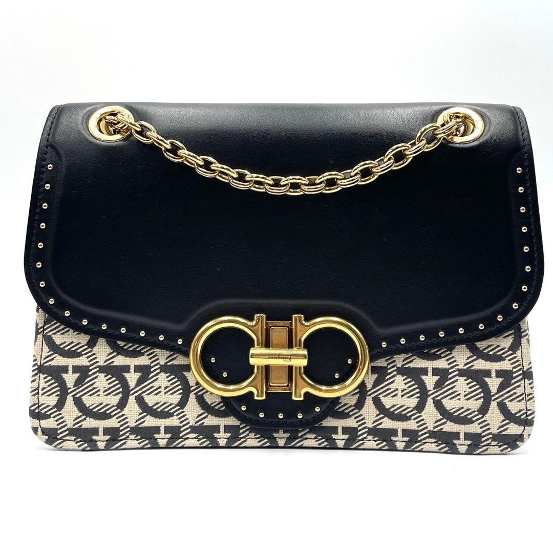 未使用級● フェラガモ ショルダーバッグ ガンチーニ 金具 モノグラム レザー