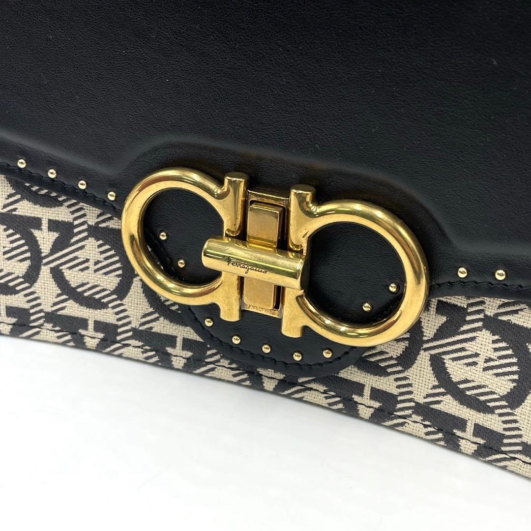 未使用級● フェラガモ ショルダーバッグ ガンチーニ 金具 モノグラム レザー