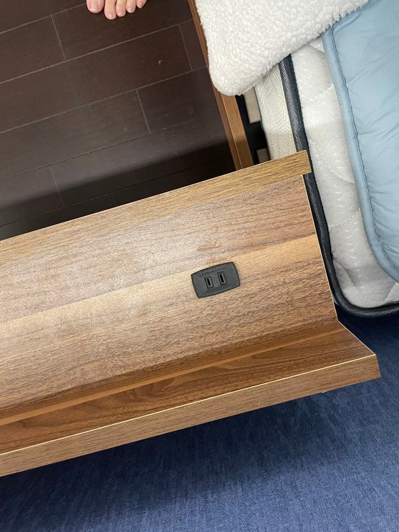 ダブルサイズベッドフレーム　棚　コンセント