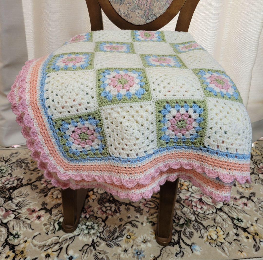 グラニースクエアモチーフ(ピンク花)のブランケット・マルチカバー