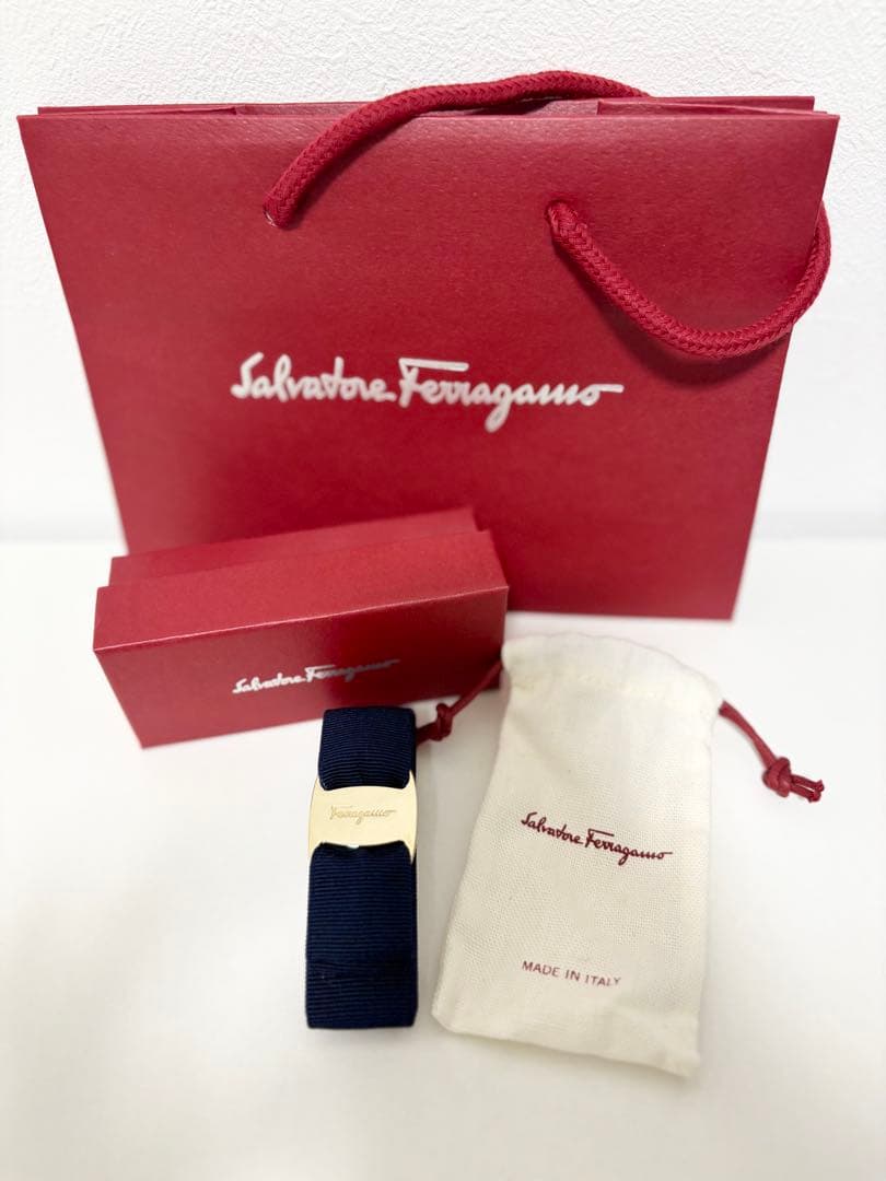 Salvatore Ferragamo　バレッタ　ネイビー