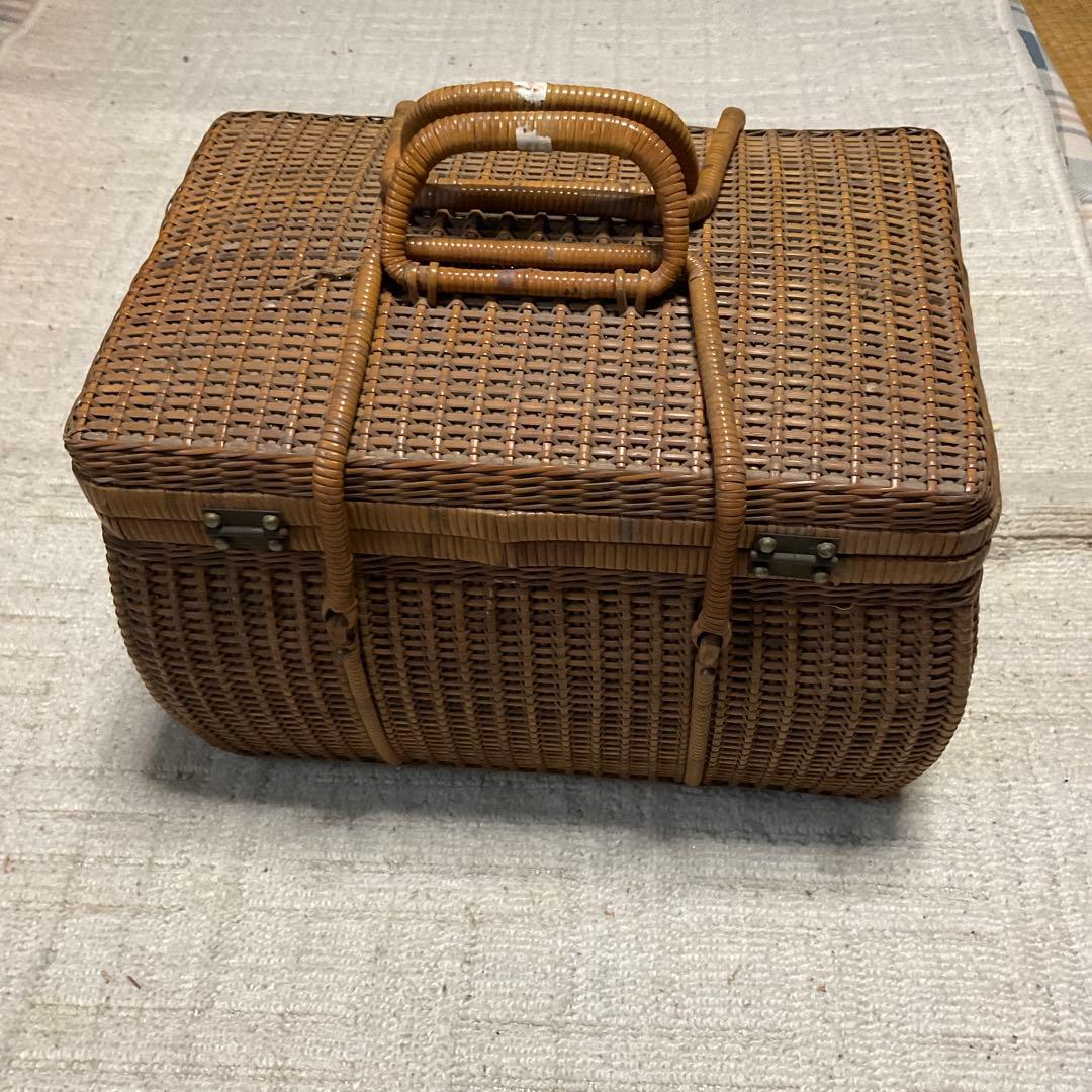 ラタンバスケット（竹かご）昭和レトロ。switch製？【汚れ埃有ります】。