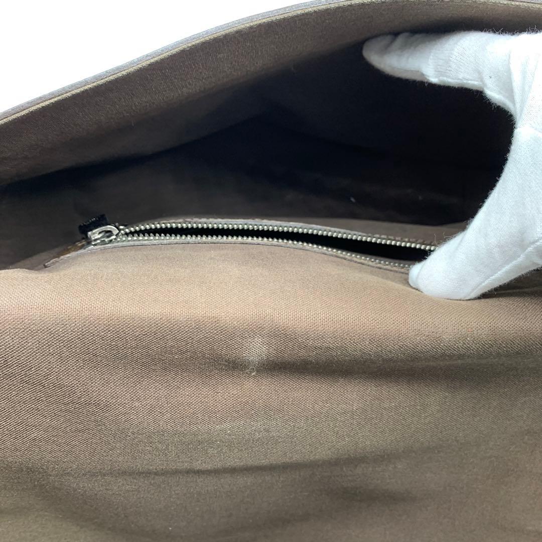 ルイヴィトン タイガ サヤン ショルダーバッグ グリズリ レザー M30918