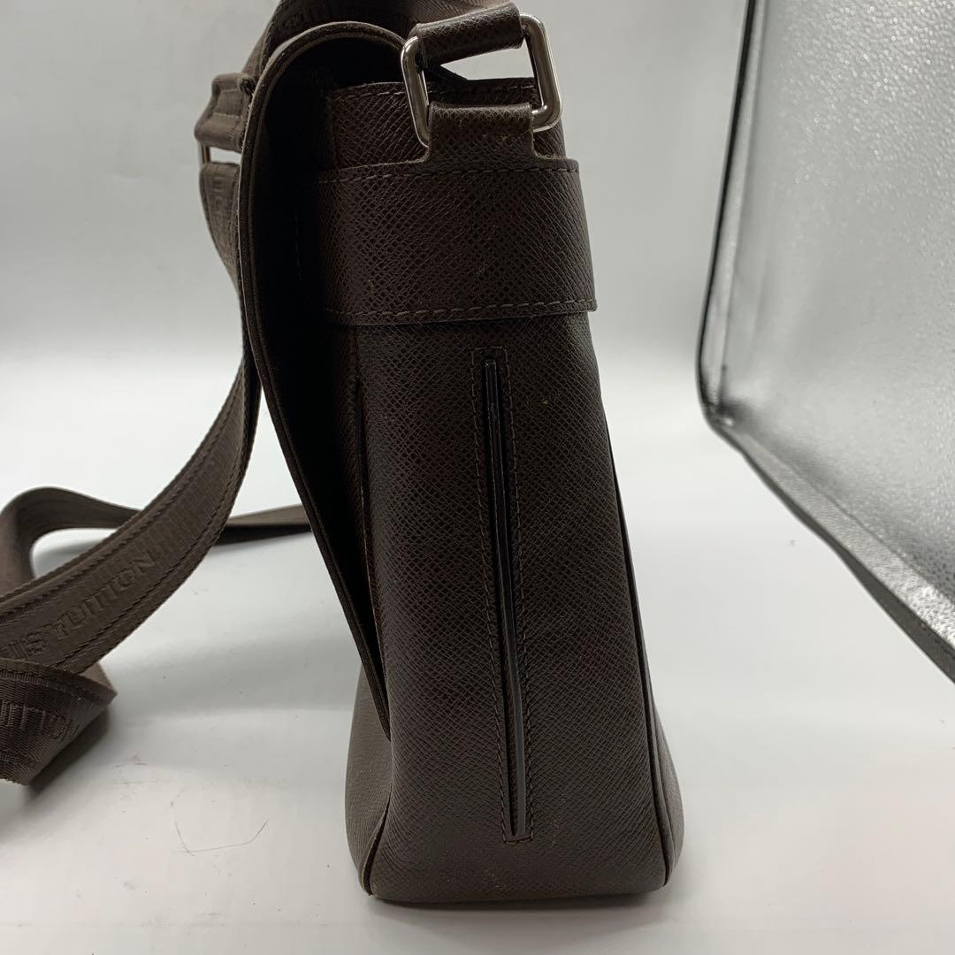 ルイヴィトン タイガ サヤン ショルダーバッグ グリズリ レザー M30918