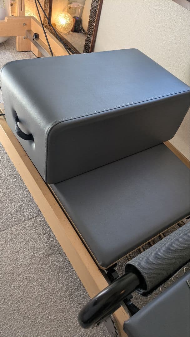 グレー リフォーマー ピラティス