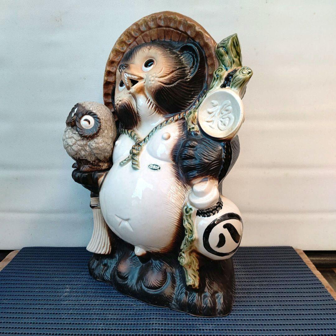 43笑うフクロウさん持つ狸さん 01