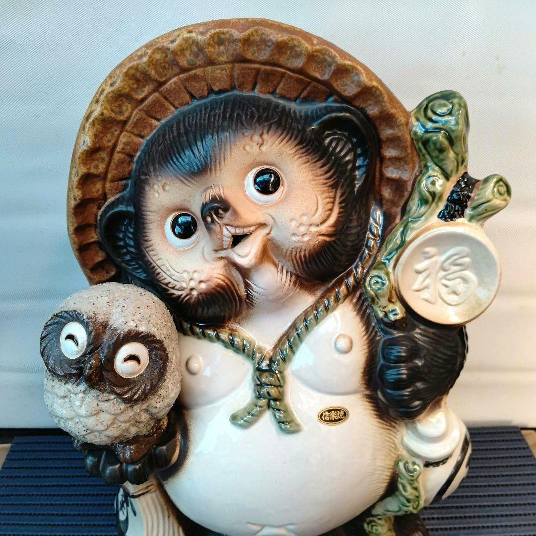 43笑うフクロウさん持つ狸さん 01