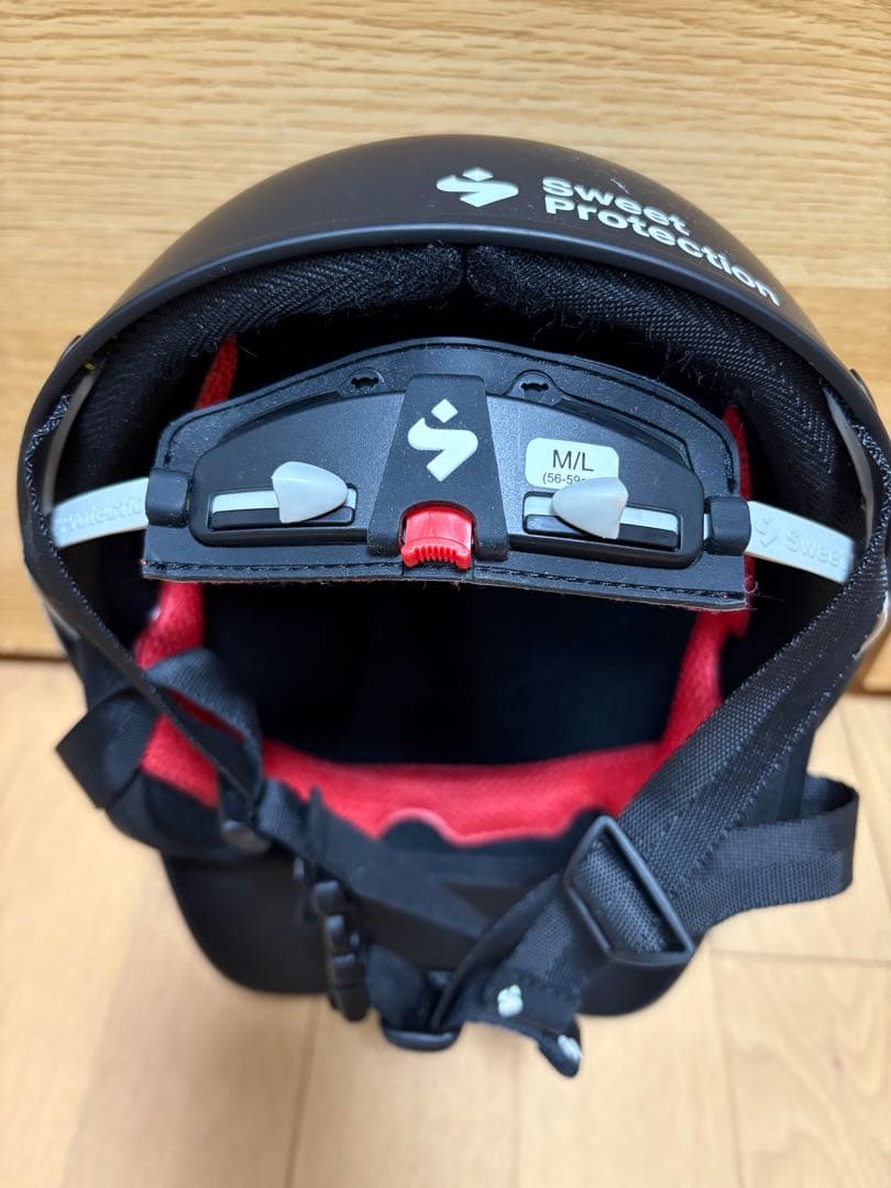 バイザー付きマットブラックヘルメット