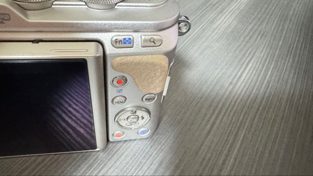 OLYMPUS PEN E-PL8 シルバー & M.ZUIKO25mmF1.8