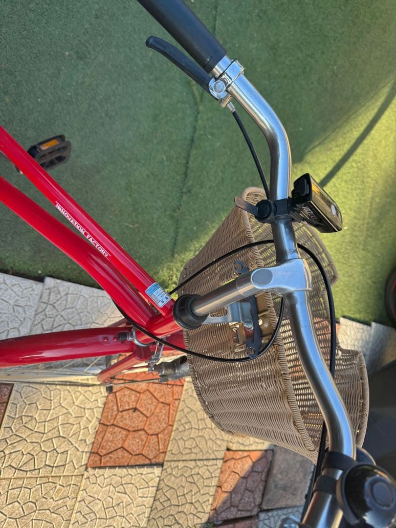 赤いシティサイクル バスケット付き