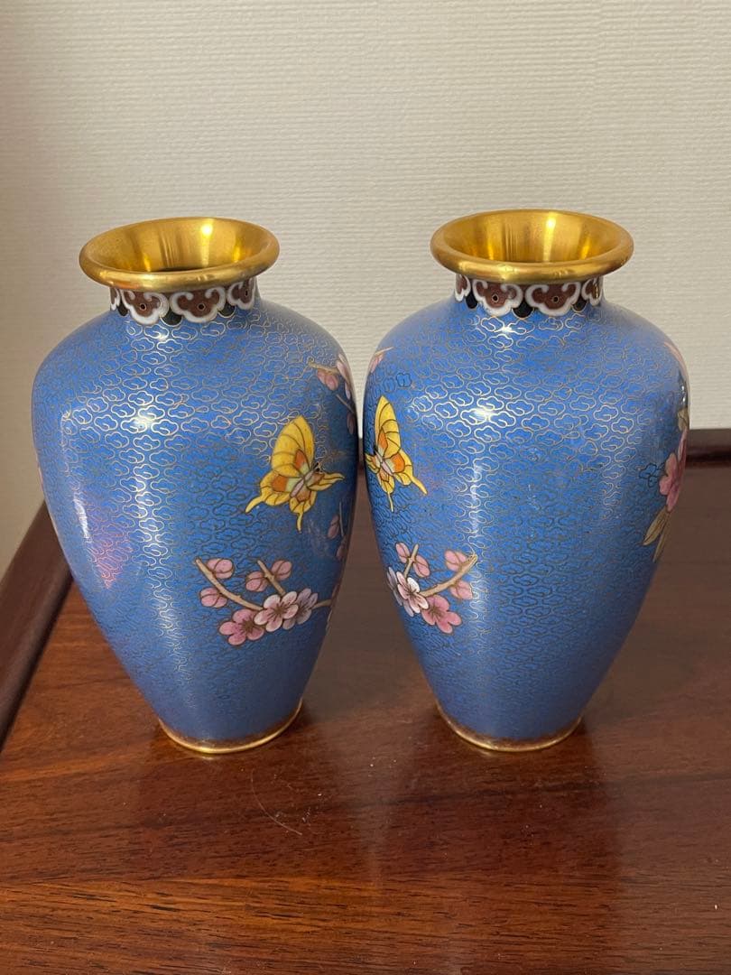 中国美術 梅蝶柄 七宝 花瓶 一对。七宝焼 壶1個台付き。一輪挿し一個おまけ付き