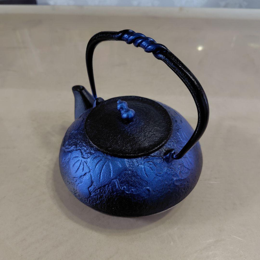 瑠璃色 鋳鉄製 鉄瓶 葉模様　瓢箪モチーフデザイン　直火可能　茶こし付き