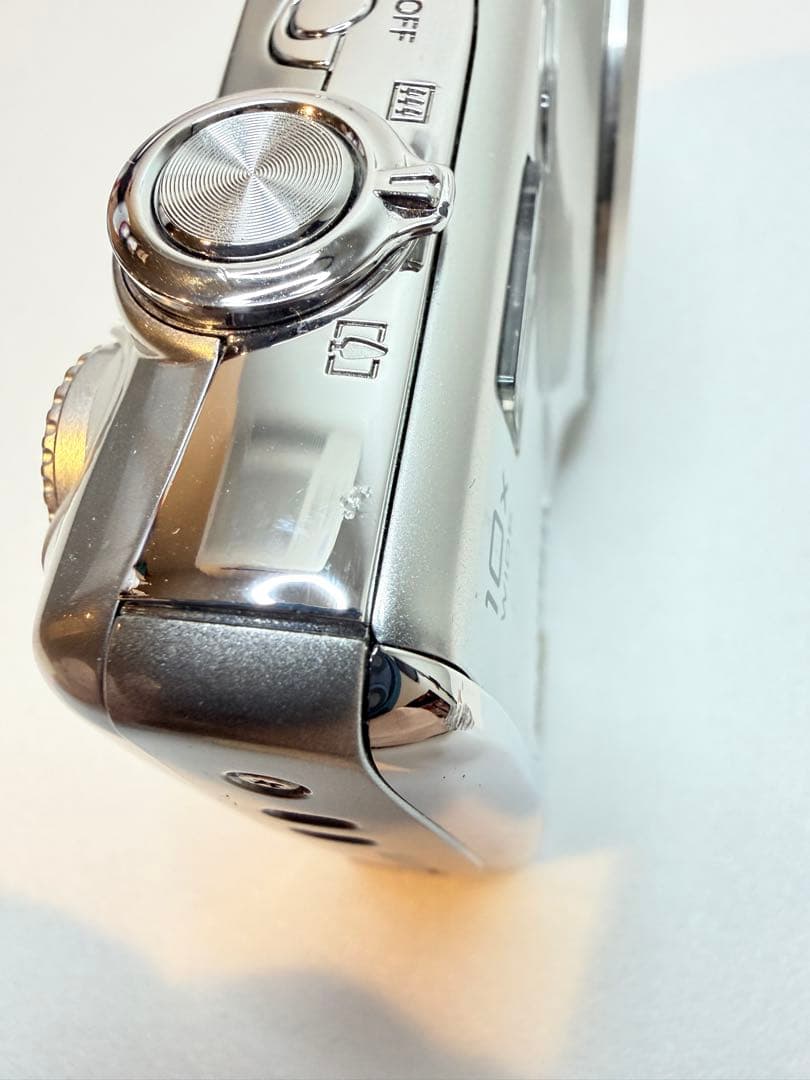 フジフィルム　FinePix F70 EXR シルバー