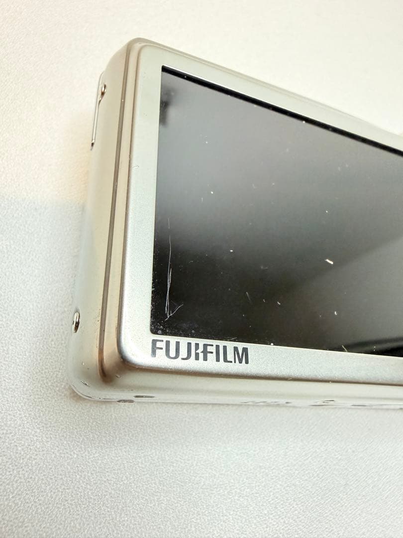 フジフィルム　FinePix F70 EXR シルバー