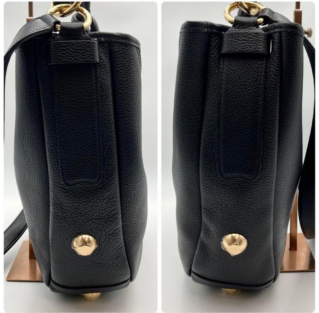 フェラガモ　ショルダーバッグ　ブラック