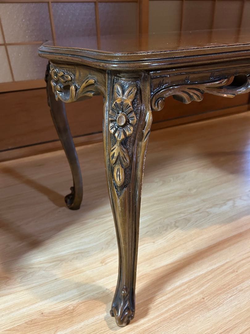 彫刻装飾付き木製テーブル