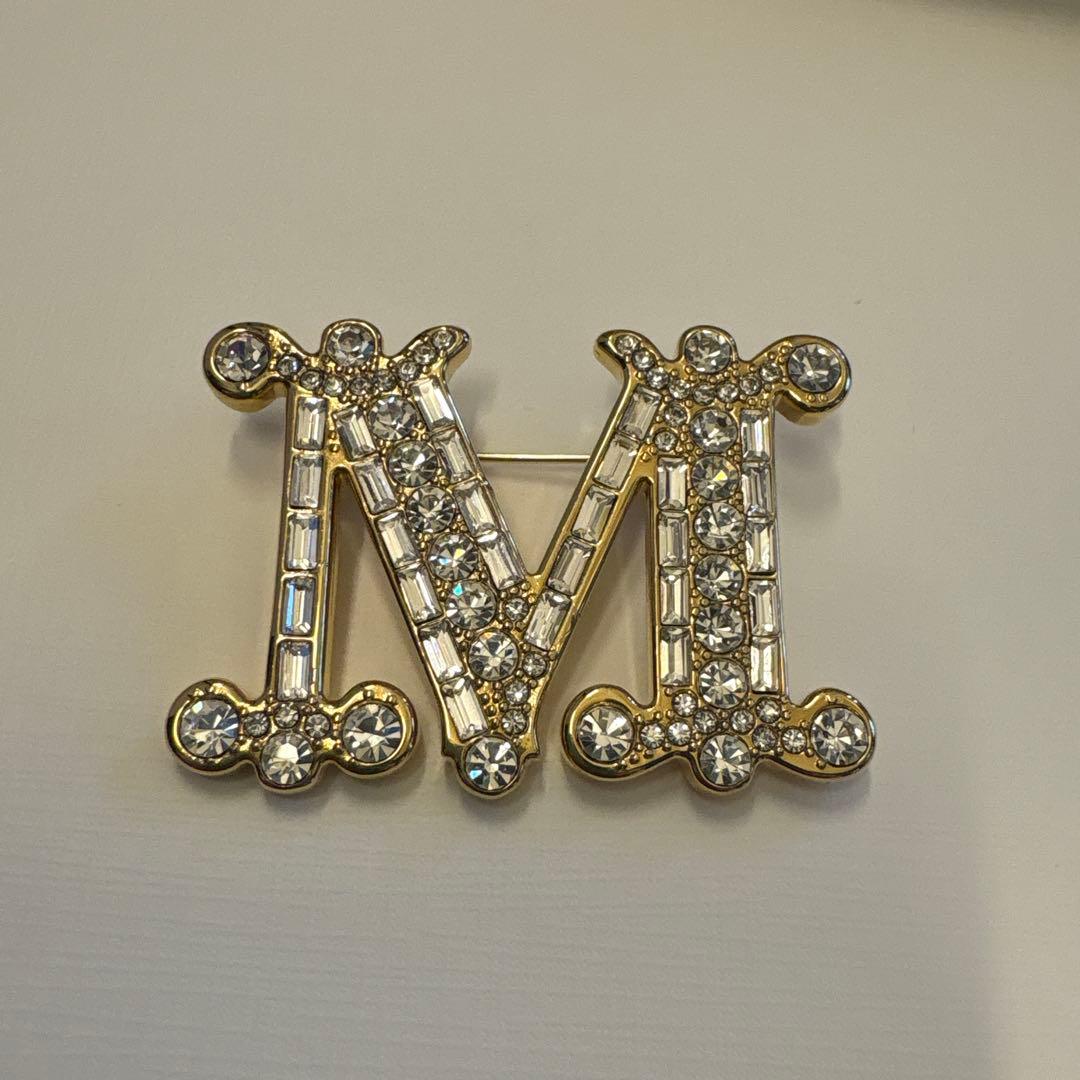 マックスマーラ　M字型クリスタルブローチ