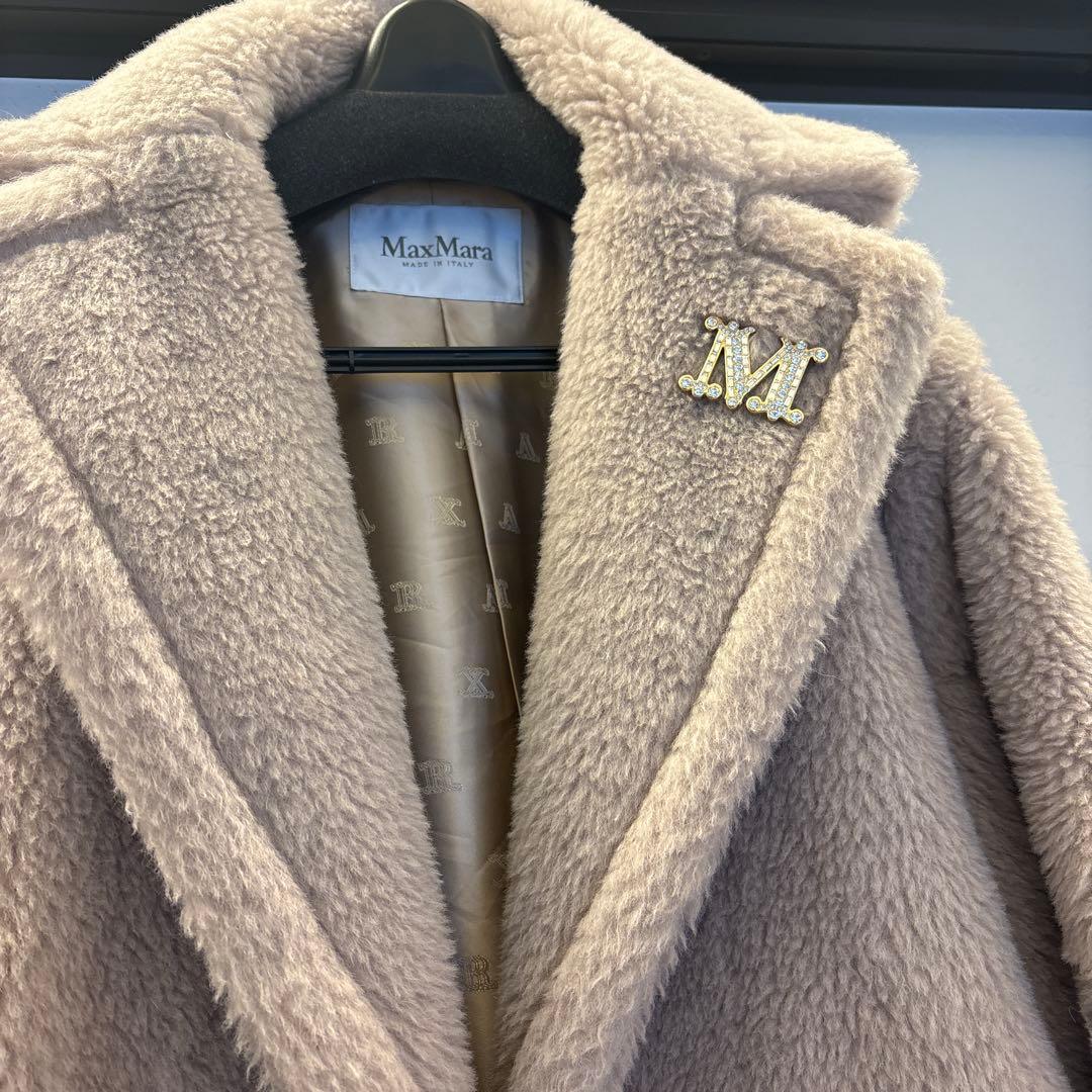 マックスマーラ　M字型クリスタルブローチ