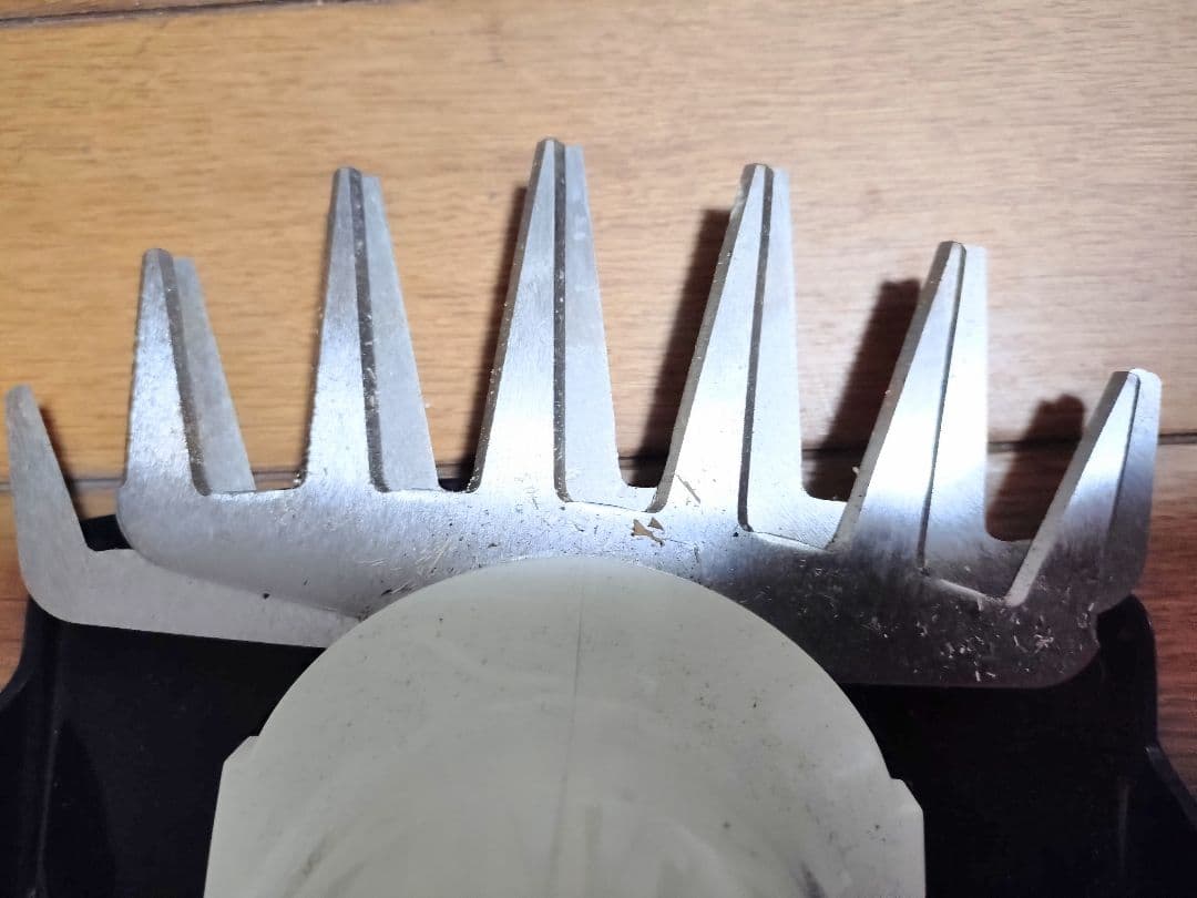 マキタ　芝生バリカン MUM-1600