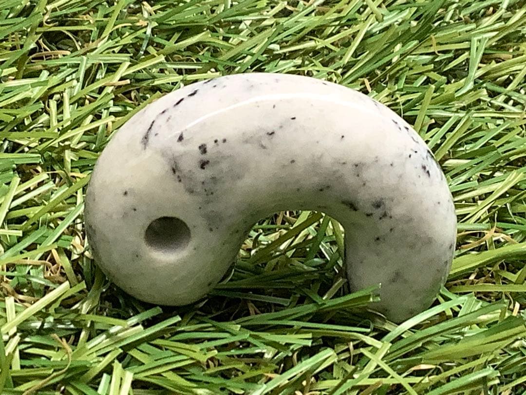 ✳何処にもありません‼️カルセドニー材料勾玉　限定品最後の1点// 糸魚川翡翠勾玉