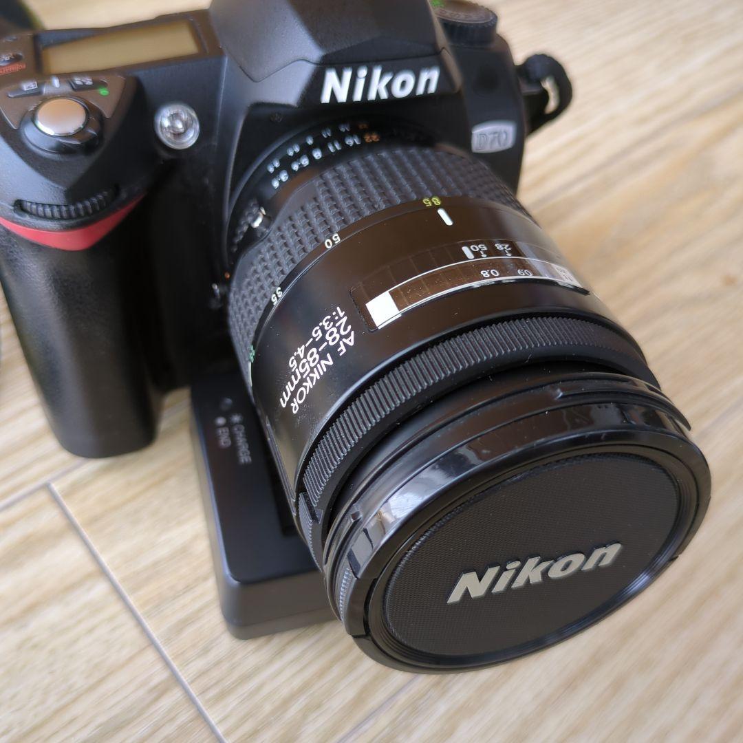 ニコンデジタル一眼レフD-70 　オートフォーカス　ストロボ・充電器・ケース付き