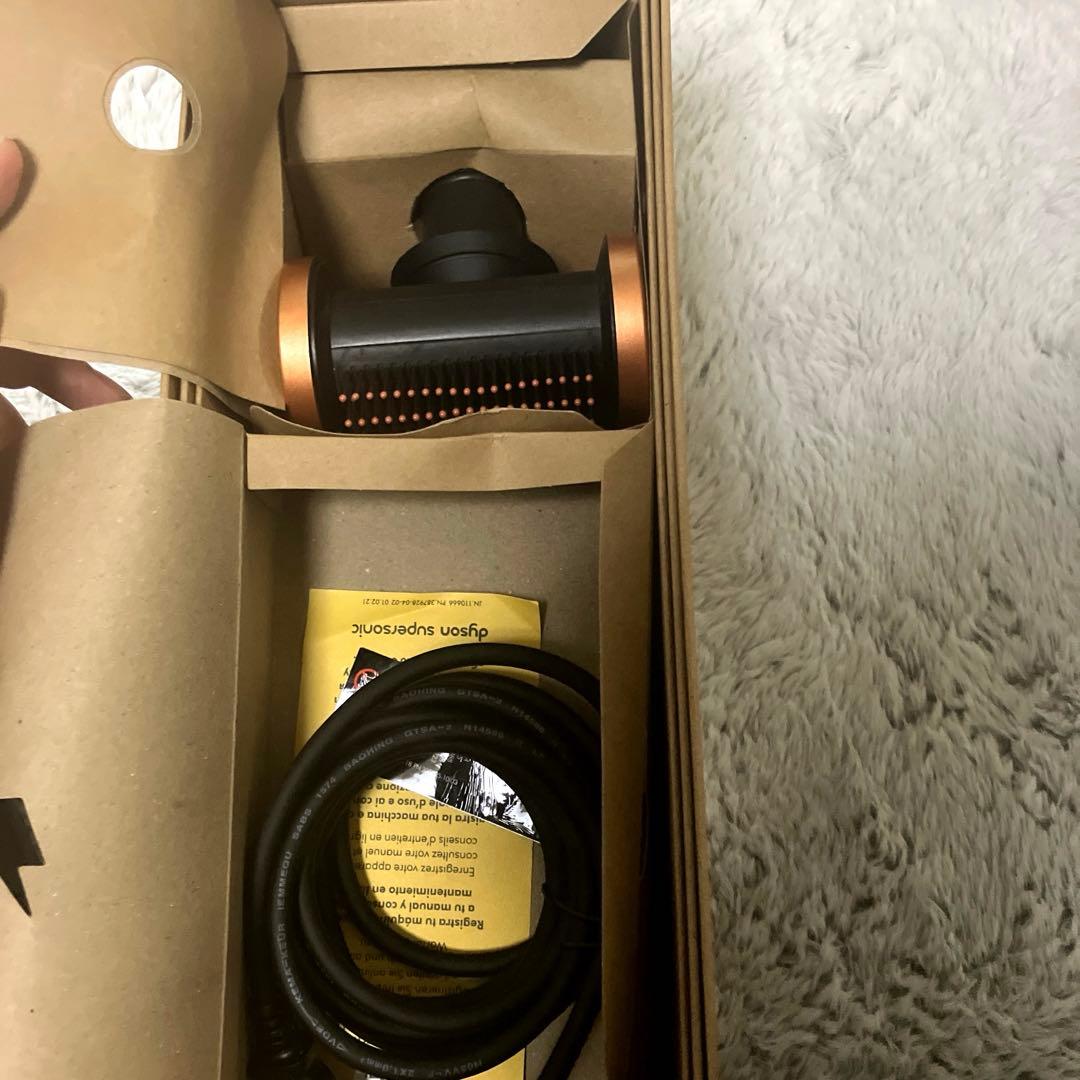 た*そ様 (新品・未使用)Dysonドライヤー