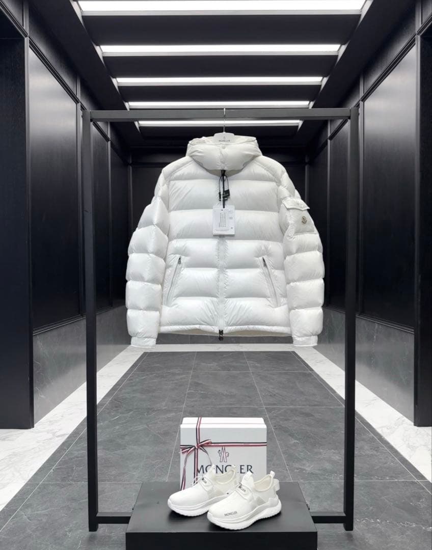 モンクレールホワイトダウンジャケット
