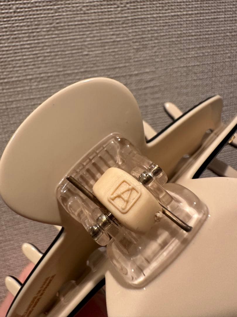 【ほぼ未使用】アレクサンドルドゥパリ クリーム×ブラック ヘアクリップ