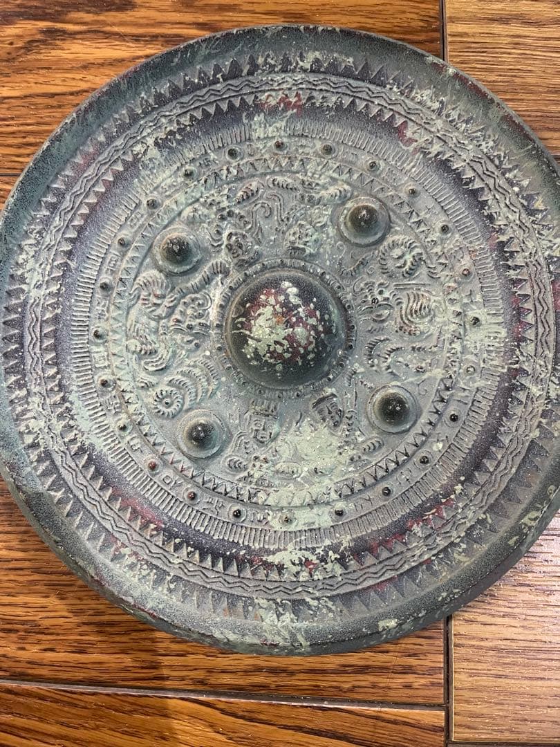 こちらは三角縁神獣鏡の【レプリカ（復刻・装飾用）】です。