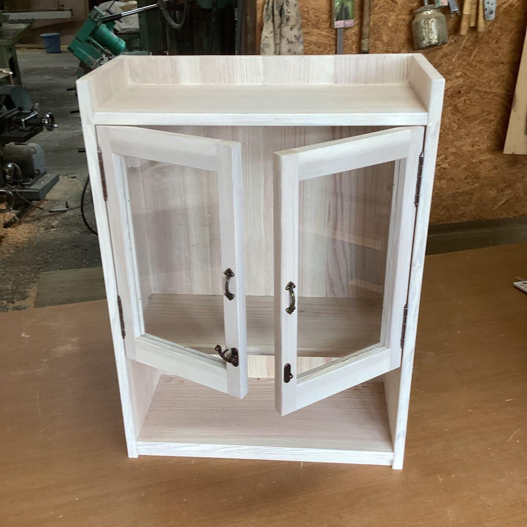 とってもオシャレ　木製キャビネット ガラス扉付き