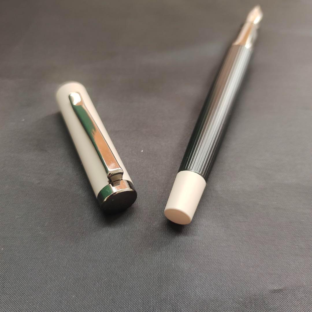 @エレガントな万年筆 黒と白のストライプ