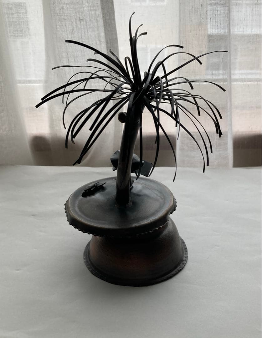 南の島で読書をする人　小樽オルゴール堂