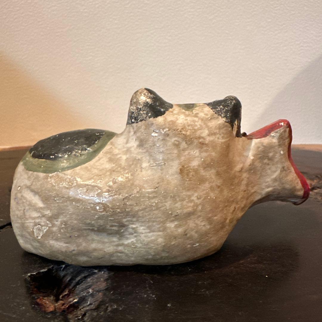 猫と赤い魚(鯛？)付きの置物