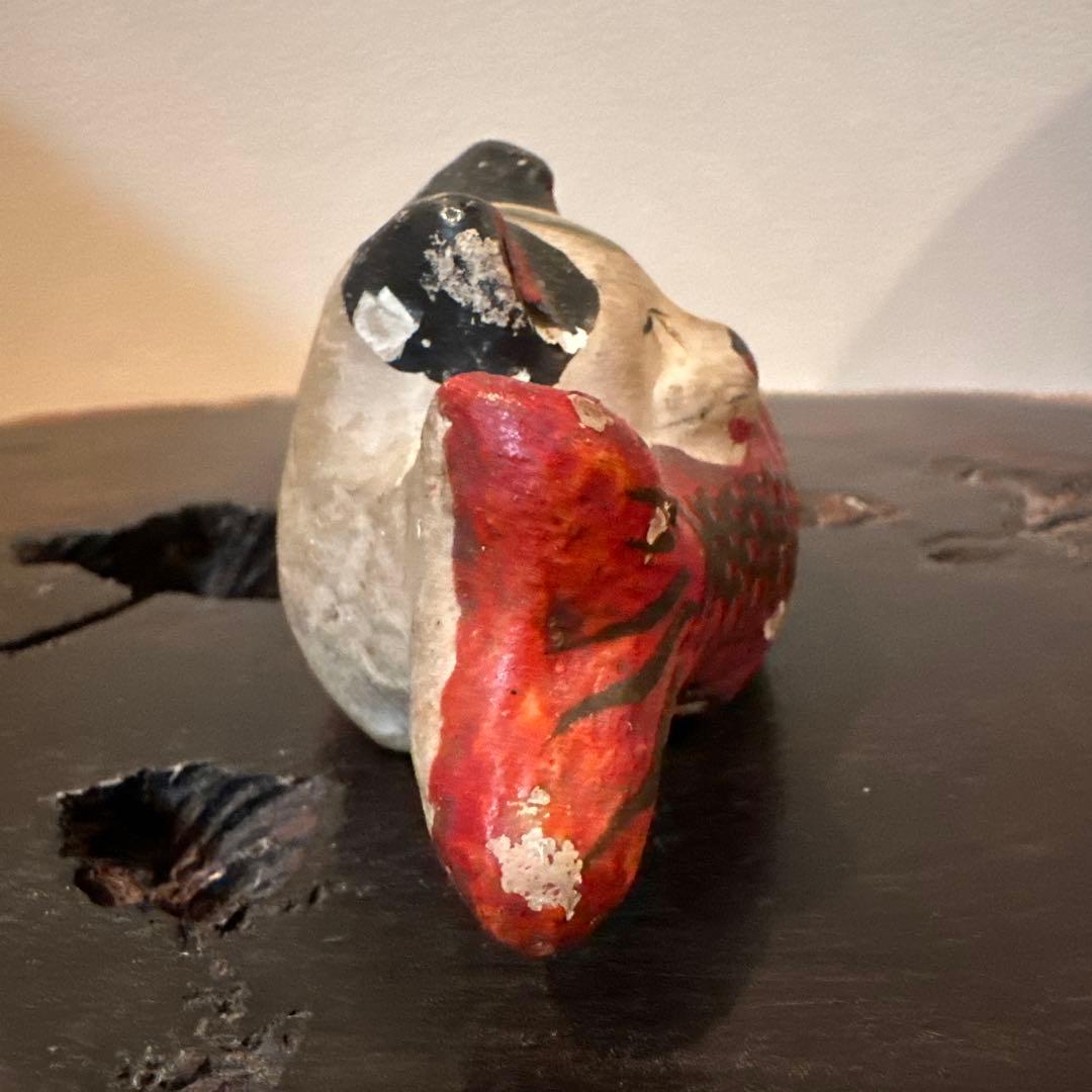 猫と赤い魚(鯛？)付きの置物