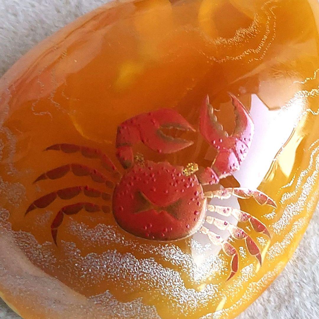 浜辺のカニさん　琥珀　ブローチ