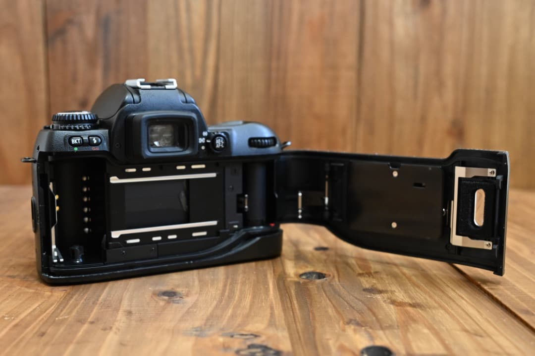 フィルムカメラの完成型。Nikon F80D＋標準レンズ+ストラップ新品