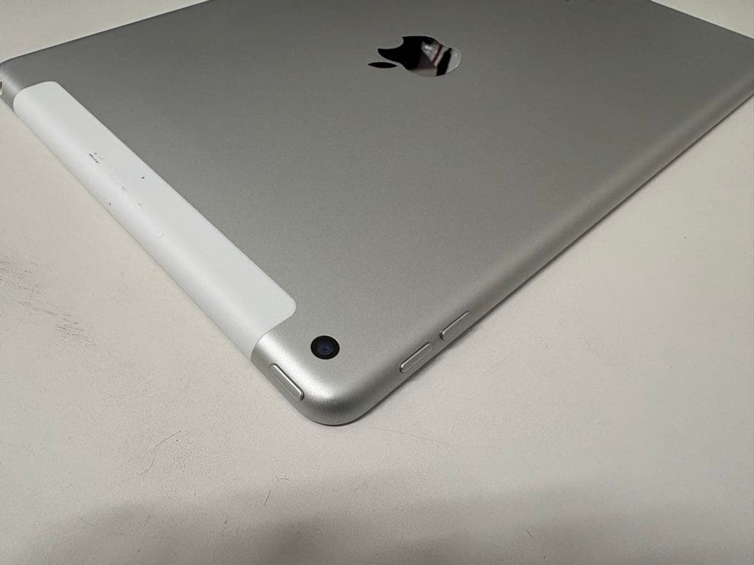 iPad 第7世代　32GB シルバー　Wi-Fi+Celullar SIMフリ